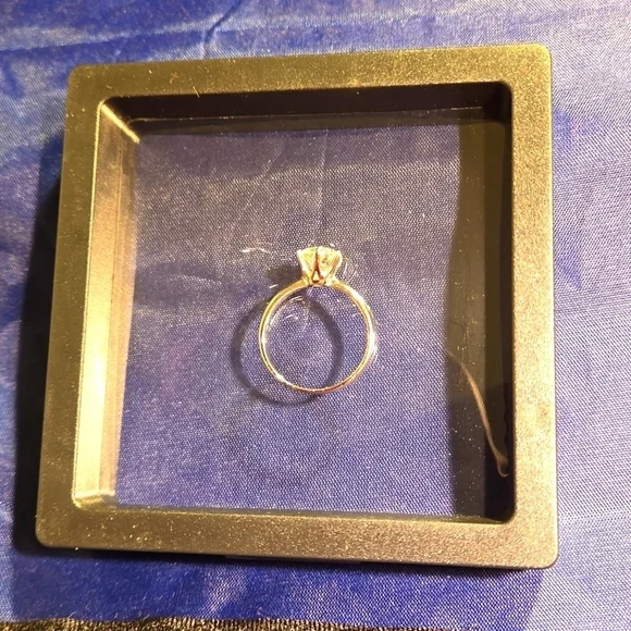 925 Silver Inlaid 2 carats Moissanite Ring - Picture 3 of 9